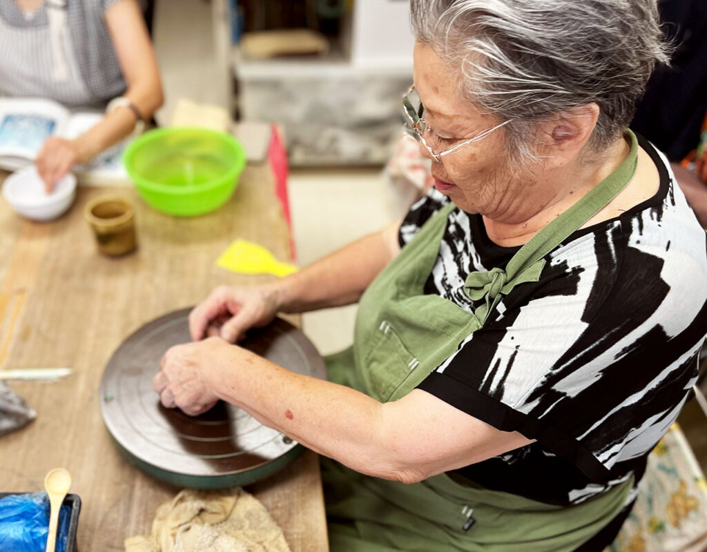 作陶する女性の写真
